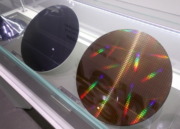 사진은 서울 서초구 삼성 딜라이트샵에 전시되어 있는 반도체 패브리케이티드 웨이퍼. 이 사진은 기사와 직접적인 관련 없음.