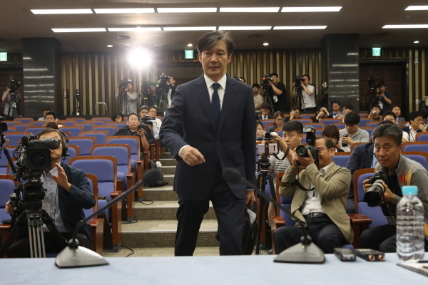 조국 법무부 장관 후보자가 자신의 인사청문회가 무산된 2일 저녁 서울 여의도 국회에서 열린 시간 무제한 기자간담회 2차 간담회에 참석하고 있다.