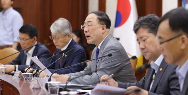 홍남기 경제부총리 겸 기획재정부장관이 11일 오전 서울 종로구 정부성루청사 영상회의실에서 경제활력대책회의를 주재하고 있다.