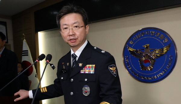 반기수 화성연쇄살인사건 수사본부장(경기남부청 2부장)이 19일 오전 경기 수원시 장안구 경기남부지방경찰청에서 '화성 연쇄살인 사건' 관련 브리핑을 하고 있다.