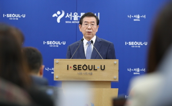 박원순 서울시장이 19일 오전 서울 중구 서울시청 브리핑룸에서 광화문 광장 재조성사업 관련 브리핑을 하고 있다.