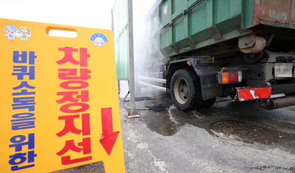 아프리카돼지열병(ASF) 발생으로 정부가 대대적인 방역 작업을 벌이는 가운데 23일 오전 경기도 양평군 개군면의 한 이동통제초소에서 한 차량이 소독을 하고 있다.