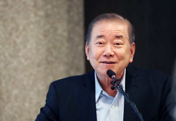 문정인 대통령 통일외교안보특보가 19일 오전 서울 중구 더플라자호텔에서 열린 아시아태평양 핵비확산군축 리더십네트워크-동아시아재단 지그프리드 해커 박사 초청 세미나에서 인사말을 하고 있다.