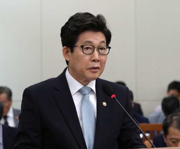 국회 환경노동위원회 전체회의가 열린 8일 오전 서울 여의도 국회 환노위 회의실에서 조명래 환경부장관이 현안보고를 하고 있다.