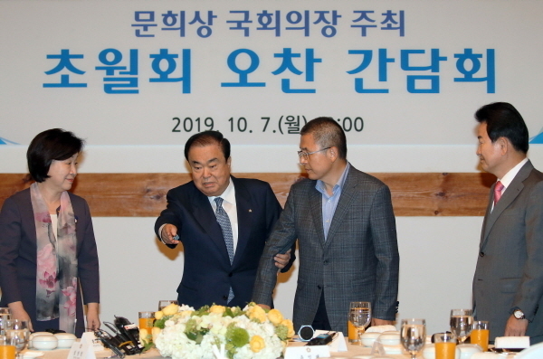 문희상 국회의장과 야당 대표들이 7일 서울 여의도 국회 사랑재에서 열린 초월회 오찬 간담회에 참석해 기념촬영을 하고 있다. (왼쪽부터) 심상정 정의당 대표, 문 의장, 황교안 자유한국당 대표, 정동영 민주평화당 대표.