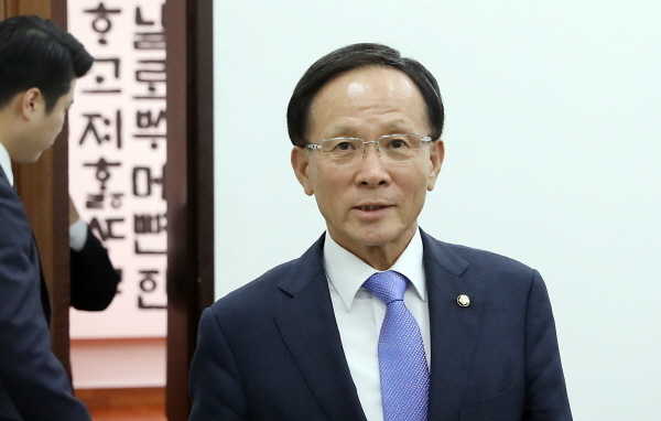 주미대사 내정자인 이수혁 더불어민주당 의원이 30일 서울 여의도 국회에서 문희상 국회의장에게 이임인사를 한뒤 의장실을 나오고 있다.