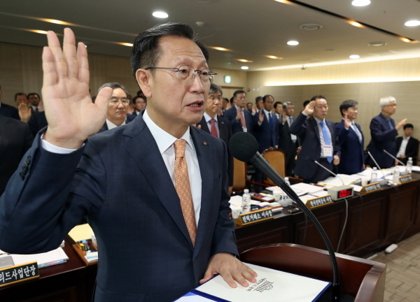 김종갑 한국전력공사 사장이 11일 전남 나주시 한전 본사에서 열린 2019년도 국회 산업통상자원 중소벤처기업위원회의 국정감사에 출석, 증인 선서를 하고 있다.