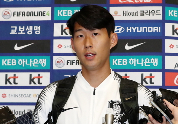 29년 만의 평양 원정에서 무승부를 기록한 대한민국 축구 대표팀 주장 손흥민이 17일 오전 인천공항 제2여객터미널을 통해 입국한 뒤 취재진과 인터뷰를 하고 있다.