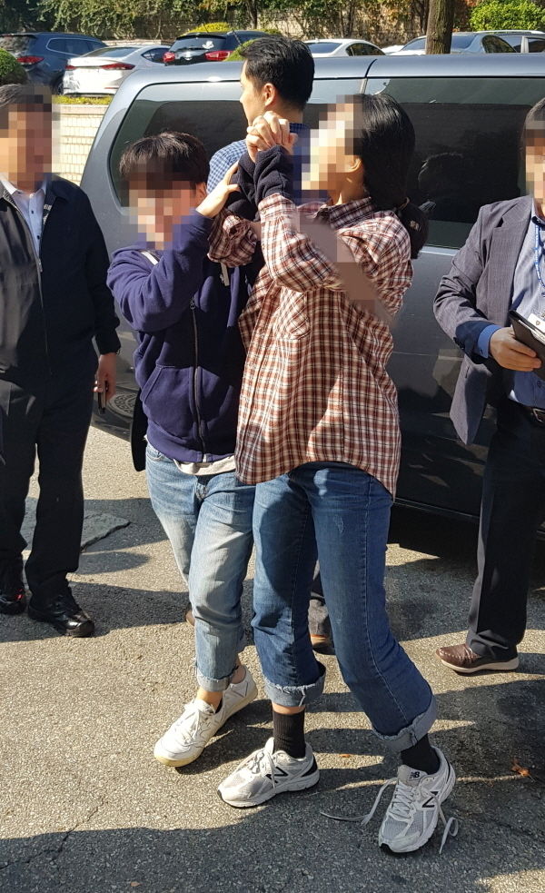 주한미국대사관저에 무단 침입한 혐의 등으로 체포돼 구속영장이 청구된 한국대학생진보연합 학생이 영장실질심사를 위해 21일 서울 서초구 서울중앙지방법원으로 들어서고 있다.