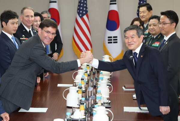 정경두 국방부장관과 마크 에스퍼 미국 국방부 장관이 9일 오전 서울 용산구 국방부에서 한미 국방장관 회담에 앞서 악수를 하고 있다.