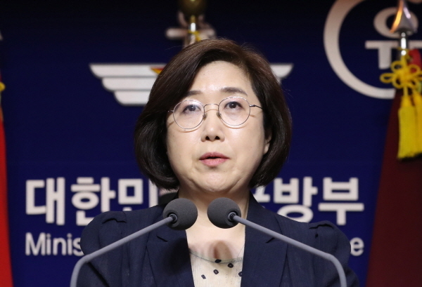 국방부 최현수 대변인이 6일 오전 서울 용산구 국방부 브리핑실에서 북한이 동해로 발사한 발사체 2발에 대해 묻는 기자들의 질문에 한미 정보당국이 정밀분석 중 이라 밝히고 있다.