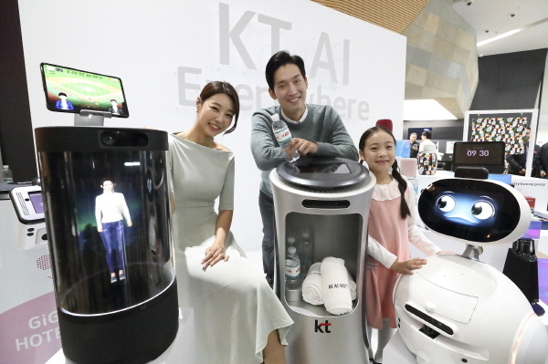 KT 홍보모델들이 KT의 AI 디바이스들을 소개하고 있다. (사진=KT 제공)