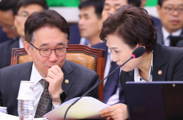 김현미 (오른쪽)국토교통부 장관과 박선호 국토부 1차관.