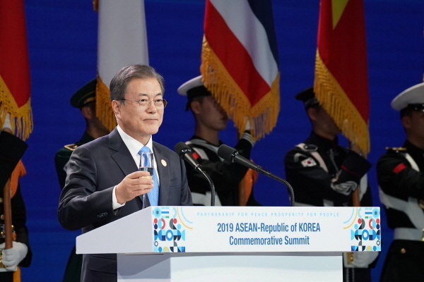 문재인 대통령이 25일 오후 부산 힐튼호텔에서 열린 2019 한·아세안 특별 정상회의 환영 만찬에서 환영사를 하고 있다.