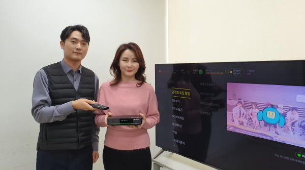 티브로드 직원들이 신규 출시한 안드로이드 UHD STB과 리모컨을 선보이고 있다. (사진=티브로드 제공)