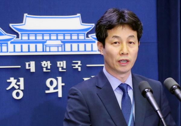 윤건영 정상회담준비위 종합상황실장이 20일 청와대 춘추관에서 남북정상 핫라인 개통관련 브리핑을 하고 있다.