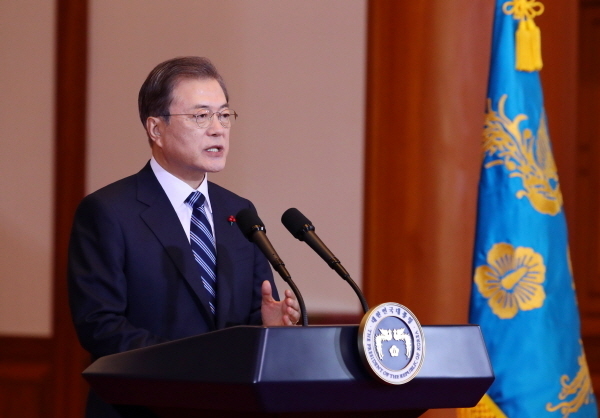 문재인 대통령이 7일 청와대 본관에서 올해 첫 국무회의에 앞서 신년사를 발표하고 있다.