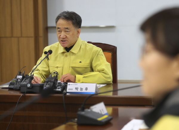 박능후 보건복지부 장관이 27일 오후 세종시 정부세종청사에서 열린 신종 코로나 바이러스 감염증 중앙사고수습본부 1차 회의를 주재하고 있다 (사진=보건복지부 제공)
