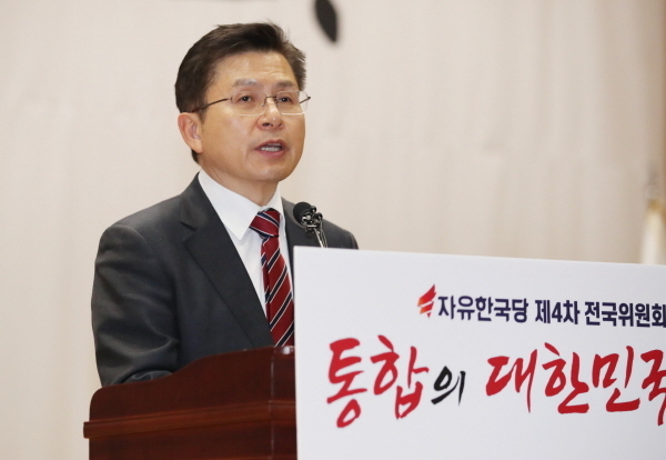 황교안 자유한국당 대표가 13일 오전 국회 의원회관 대회의실에서 열린 전국위원회에서 인사말을 하고 있다