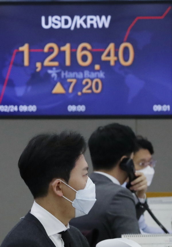 원달러 환율이 전 거래일보다 7.20원 오른 1,216.40으로 장을 시작한 24일 오전 서울 중구 하나은행 딜링룸에서 딜러들이 업무를 보고 있다