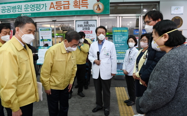 문재인 대통령이 25일 대구 서구 대구의료원을 찾아 의료진에게 인사하고 있다.