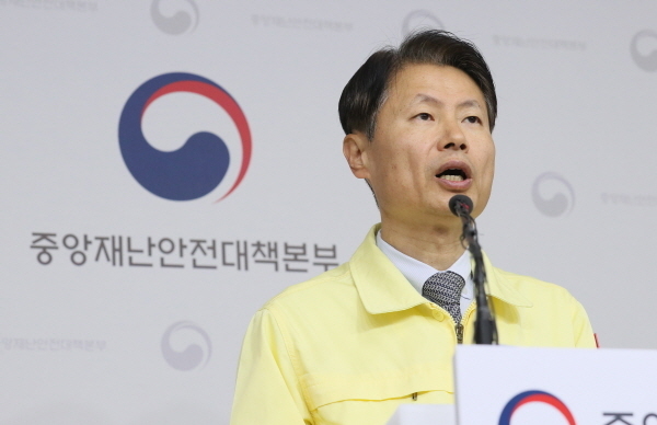 김강립 중앙재난안전대책본부 제1총괄조정관(보건복지부 차관)이 16일 오전 정부세종청사에서 신종 코로나바이러스 감염증(코로나19) 관련 의료용 방역물품 수급 관리 방향과 유럽발 입국자 특별입국절차, 마스크 수급 동향 등을 브리핑 하고 있다.