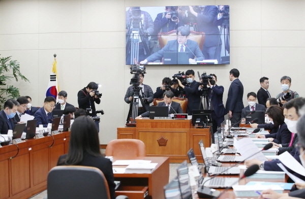 이춘석 국회 기재위원장이 10일 서울 여의도 국회에서 열린 기획재정위원회 전체회의에서 의사봉을 두드리고 있다.