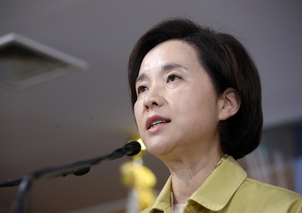 유은혜 사회부총리 겸 교육부 장관이 17일 오후 서울 종로구 정부서울청사 브리핑룸에서 유치원과 초·중·고등학교의 3차 개학 연기 관련 발표를 하고 있다.