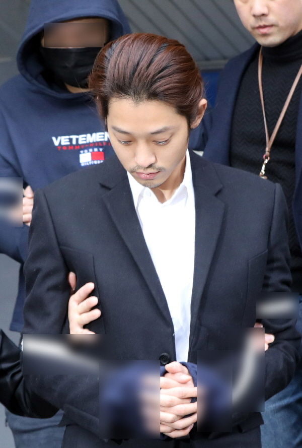 성폭력범죄의 처벌 등에 관한 특례법 위반(카메라 등 이용 촬영) 혐의를 받는 가수 정준영가 서울 종로구 종로경찰서에서 기소의견으로 검찰에 송치되고 있다.
