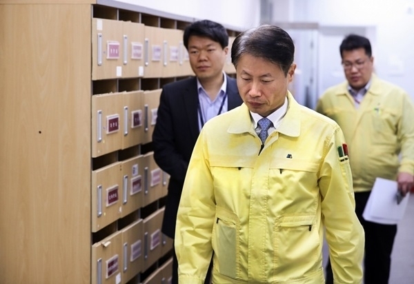 김강립 보건복지부 차관 겸 중앙재난안전대책본부 1총괄조정관이 9일 코로나19 정례브리핑을 하고 있다.