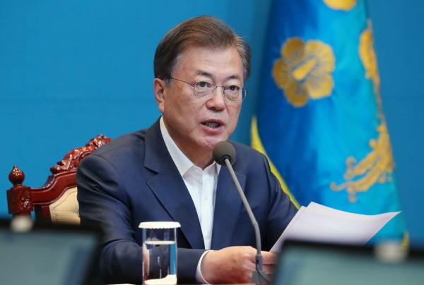 문재인 대통령이 13일 청와대 여민관에서 열린 수석·보좌관회의에 참석해 발언하고 있다.