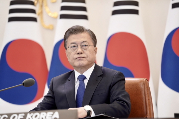 문재인 대통령이 14일 오후 청와대 본관 집무실에서 코로나19 공동 대응을 위한 ‘아세안+3 특별 화상 정상회의’를 시작하기 전 모니터를 바라보고 있다.(사진=청와대 제공)