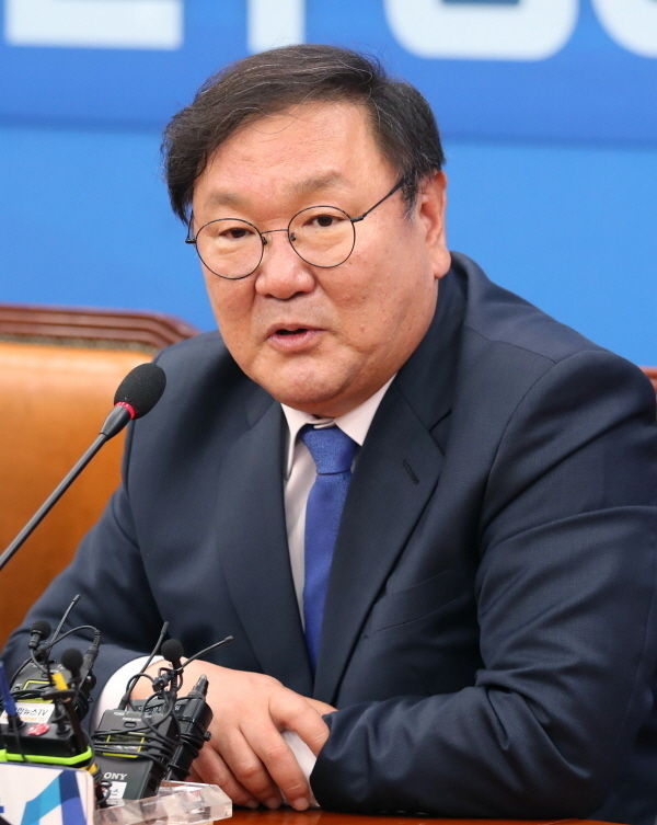 김태년 더불어민주당 신임 원내대표가 7일 서울 여의도 국회에서 기자간담회를 하고 있다.