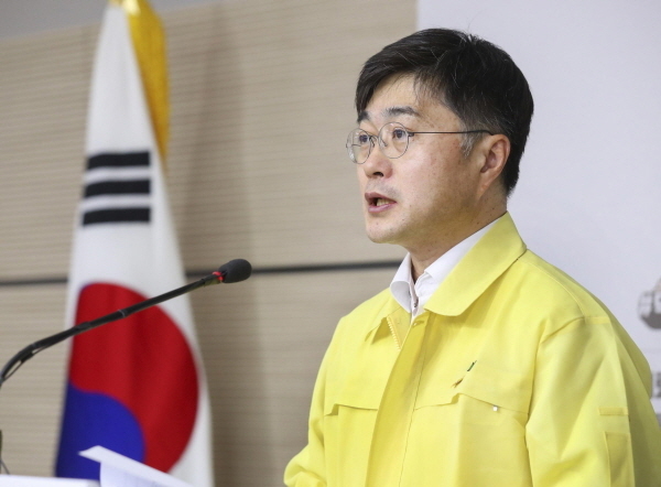 윤태호 중앙사고수습본부 방역총괄반장이 지난 8일 세종시 정부세종청사에서 신종 코로나바이러스 감염증(코로나19) 관련 정례브리핑을 하고 있다. (사진=중앙재난안전대책본부 제공)