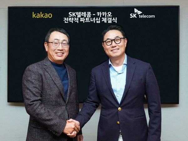 유영상(왼쪽) SK텔레콤 사업부장과 여민수 카카오 공동대표가 28일 경기도 성남시 카카오 판교오피스에서 3000억 원 규모의 지분을 교환하고 미래 ICT 분야에서 사업 협력을 추진하는 전략적 파트너십을 체결한 뒤 기념 촬영을 하고 있다. 2019.10.28. (사진=SK텔레콤 제공)