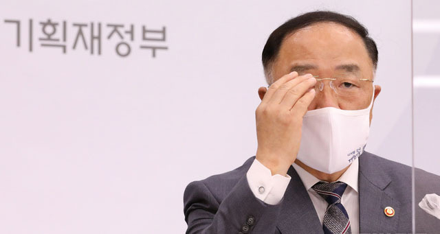 홍남기 부총리 겸 기획재정부 장관은 1일 2021년 예산안과 관련해 "신종 코로나바이러스 감염증(코로나19) 위기 극복과 경제 회복을 위해 국민의 혈세가 제대로 쓰이고 효율적으로 사용될 수 있도록 더 많은 고심을 해야 했다"고 털어놓았다.