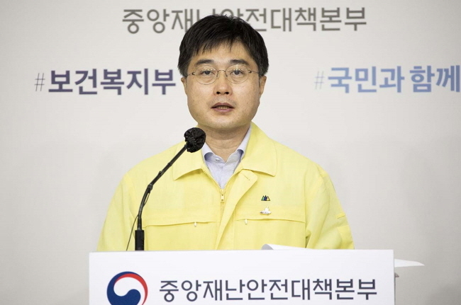 윤태호 중앙사고수습본부 방역총괄반장이 1일 세종시 정부세종청사에서 신종 코로나바이러스 감염증(코로나19) 관련 정례브리핑을 하고 있다. (사진=보건복지부 제공)