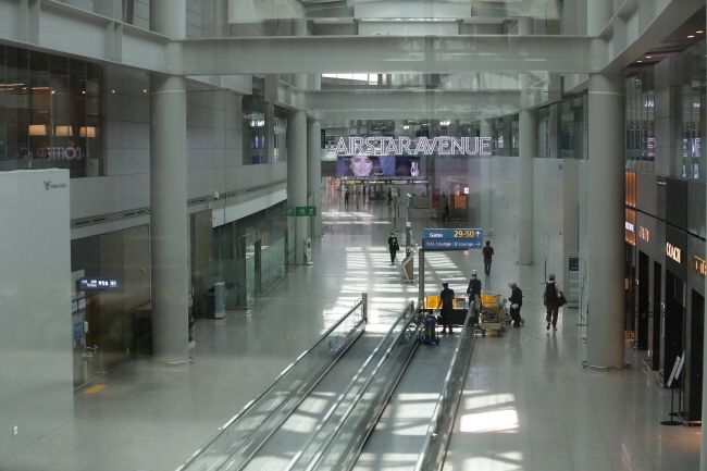추석을 이틀 앞둔 28일 오후 인천국제공항 1터미널 면세점이 한산한 모습을 보이고 있다. 인천국제공항공사에 따르면 29일부터 4일까지의 이용객은 4만 5970명으로 이는 전년 대비 95.7% 감소한 수치다. 