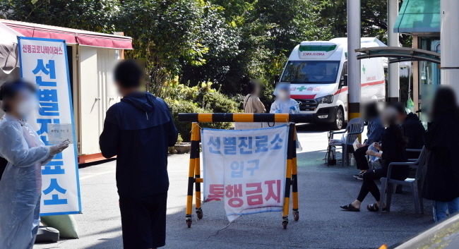 추석연휴가 끝난 이후 신종 코로나바이러스 감염증(코로나19) 잠복기는 끝났지만 여전히 가족·지인모임을 통한 집단감염이 산발적으로 발생한데 이어 병원 집단감염도 확산세를 보였다.