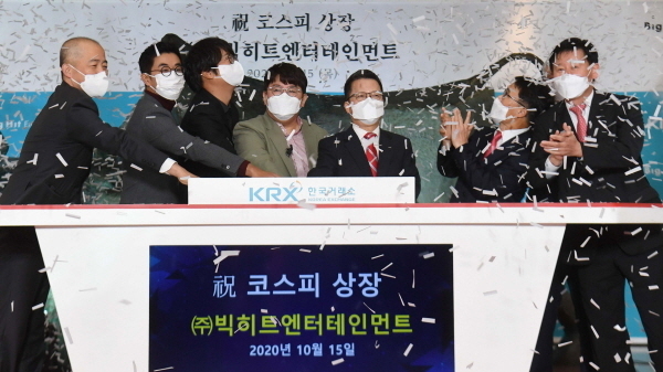 빅히트엔터테인먼트 코스피 상장 첫날인 15일 서울 여의도 한국거래소 1층 로비에서 빅히트의 상장 기념식이 열리고 있다. 왼쪽부터 박태진 제이피모간 서울지점 대표이사, 박지원 빅히트 엔터테인먼트 HQ CEO, 윤석준 빅히트 엔터테인먼트 Global CEO, 방시혁 빅히트 엔터테인먼트 의장, 정지원 한국거래소 이사장, 임재준 한국거래소 유가증권시장본부장, 라성채 한국거래소 유가증권시장본부장보