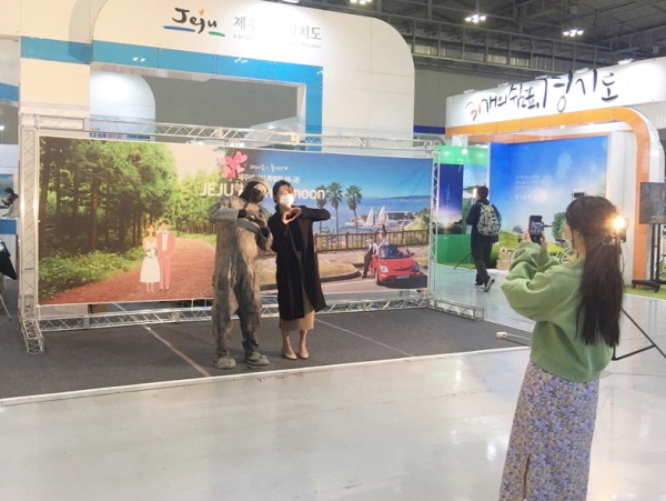 지난 23~25일 광주 김대중컨벤션센터에서 열린 '2020 호남국제관광박람회'에 마련된 제주관광 홍보관 체험 부스에서 참가자들이 사진 촬영을 하고 있다. (사진=제주도관광협회 제공)