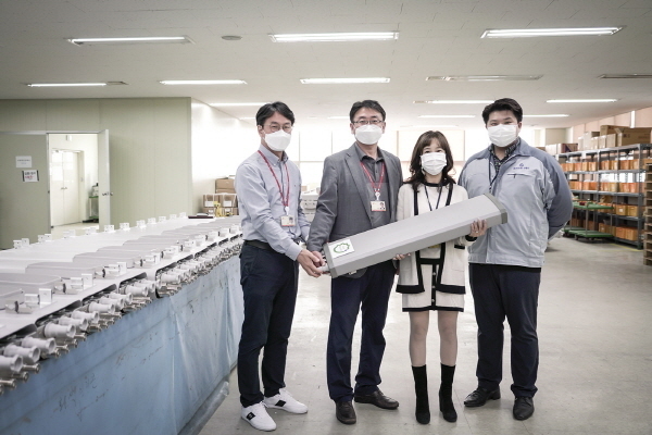 경기도 안산시 단원구 ‘하이게인안테나’ 본사에서 SKT 안동준 SCM기획팀장(왼쪽 두번째), 하이게인안테나 이동통신사업부 구귀정 상무(왼쪽 세번째) 등이 이번에 개발한 재활용 레이돔을 들어 보이고 있다. (사진=SK텔레콤 제공)