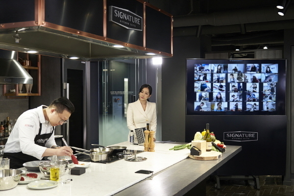 LG전자가 超프리미엄 빌트인 브랜드인 시그니처 키친 스위트(SIGNATURE KITCHEN SUITE)를 알리기 위해 온택트(Ontact) 마케팅을 진행했다. 지난 28일 이준 셰프가 서울시 강남구 논현동에 있는 시그니처 키친 스위트 논현 쇼룸에서 화상채팅서비스 줌(Zoom)을 활용해 요리 수업을 진행했다. (제공=LG전자)