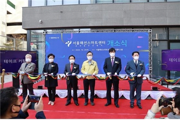 유성훈 금천구청장(오른쪽에서 세번째)과 김의승 서울시 경제정책실장(오른쪽에서 두번째) 등 서울시 관계자들이 금천구 시흥동에서 개최된 서울패션스마트센터 금천솔루션앵커 개소식에서 테이프 커팅식을 진행하는 모습. (사진=서울 금천구 제공)