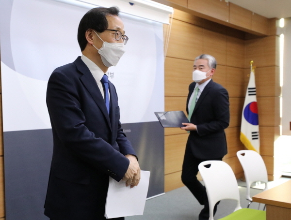 김흥진 국토교통부 주택토지실장과 박재민 지방재정경제실장이 3일 오후 정부세종청사에서 부동산 공시가격 현실화 계획 및 재산세 부담 완화 방안을 발표한 뒤 자리를 뜨고 있다. 부동산 공시가격은 공동주택 10년, 단독주택 15년, 토지는 8년에 걸쳐 90% 수준까지 현실화 되고, 1주택자가 보유한 공시가격 6억원 이하 주택의 재산세율은 과세표준 구간별 세율 0.05% 인하된다.
