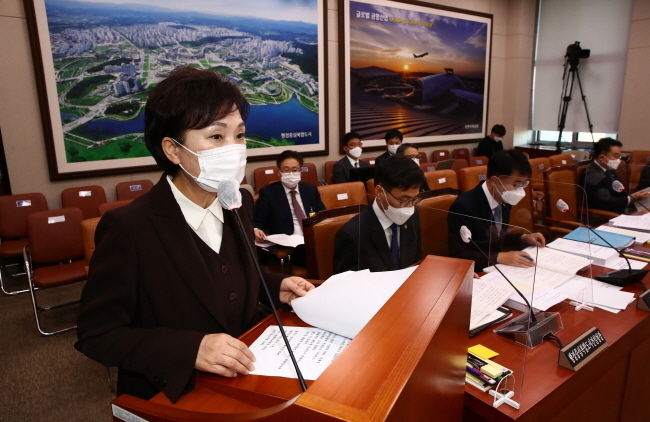 김현미 국토교통부 장관이 3일 오전 국회에서 열린 국토교통위원회 전체회의에서 업무보고를 하고 있다. (공동취재사진)