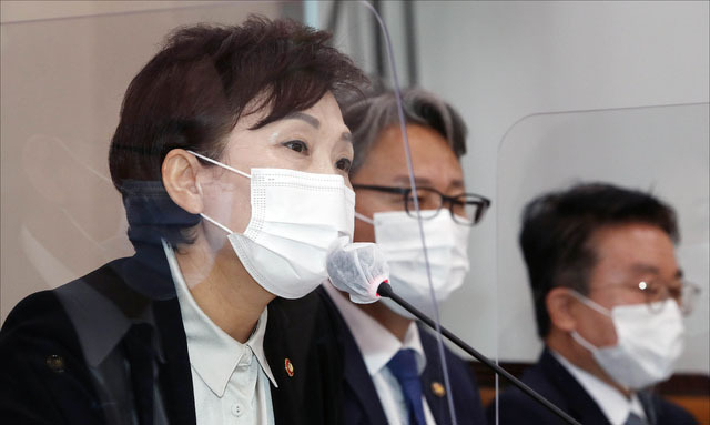 김현미 국토교통부 장관은 최근 규제가 없는 지역으로 부동산 투기 쏠림 현상이 나타나고 있어 예의주시하고 있다고 밝혔다.