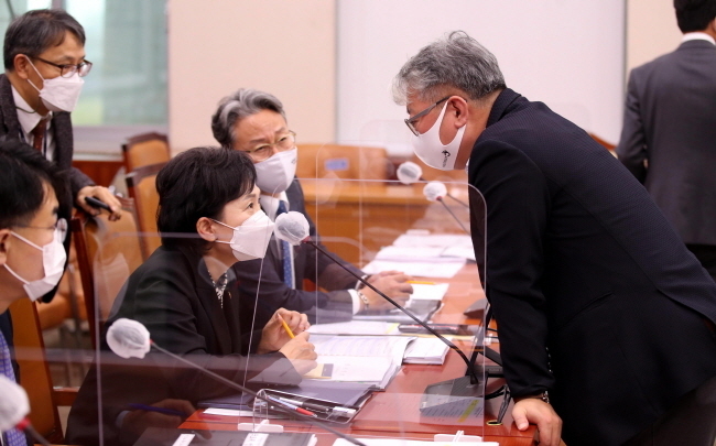 김현미 국토교통부 장관이 19일 서울 여의도 국회에서 열린 국토교통위원회 전체회의에 출석, 조응천 더불어민주당 의원과 대화를 하고 있다. (공동취재사진) 