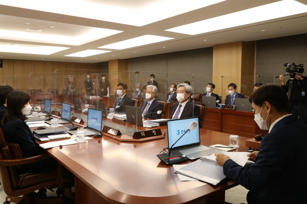 한국은행이 금융위원회가 추진하고 있는 전자금융거래법 개정안에 재차 반대 입장을 내놨다.