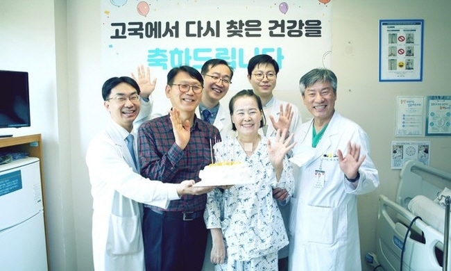 신종 코로나바이러스 감염증(코로나19) 후유증으로 폐기능을 상실한 멕시코 교민 김충영(여·55)씨가 의료진들과 입국 100일 기념사진을 찍고 있다. 김씨는 지난 9월11일 서울아산병원에서 폐이식 수술을 받고 회복 중이다. 뒷줄 왼쪽부터 서울아산병원 최세훈 , 홍상범, 오동규, 박승일 교수. 앞줄 왼쪽부터 남편 정갑환씨와 김충영씨.(사진 : 서울아산병원 제공) 2020.12.8.